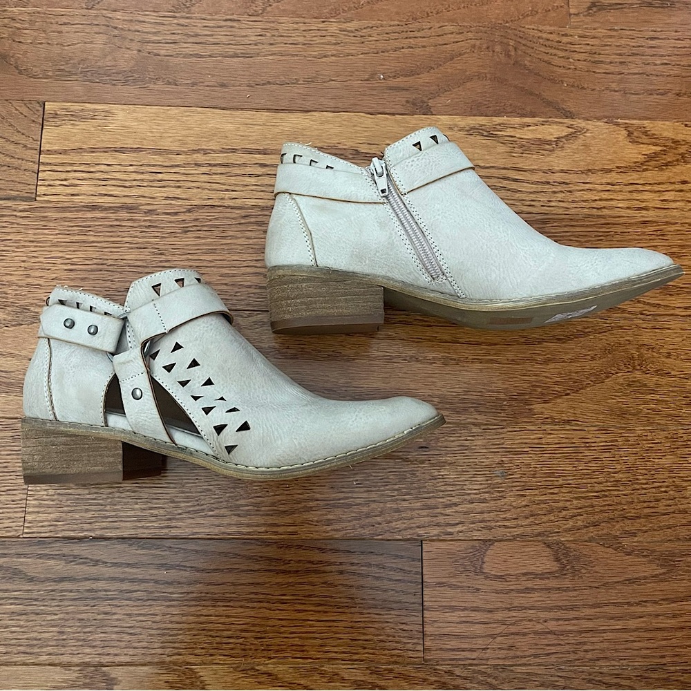 NWT Buckle Brand Mi.iM Taupe Ankle Booties 7